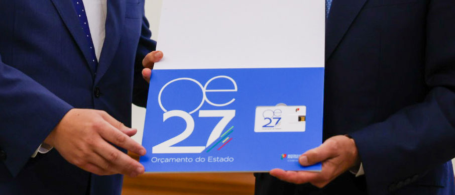 Maos De Ministro Das Financas E Presidente Ar Seguram Capa De Documento Oe 2027